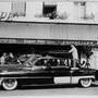 Cadillac limousine 1953 aménagée en Caméra Car pour un tournage devant La Chope, place de la Contrescarpe à Paris - DR - Archives Bernard Château 