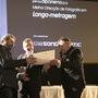 André Szankowski, à gauche, reçoit son prix des mains de Gerhard Baier, au centre, et Tony Costa - Photo AIP 
