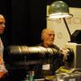 Jon Fauer et Maurice Fellous derrière un zoom 24-290 mm - Photo Thales Angénieux 