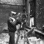 Vincent Jeannot, casqué pour la séquence de la pluie de cailloux, à côté d'un Caméflex ; en arrière-plan, Pierre Jolivet - Sur le tournage (...) 