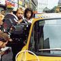 Luc Besson et Vincent Jeannot derrière une Moviecam installée en déport à la portière d'un taxi new-yorkais - Sur le tournage du Grand (...) 