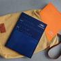 Bleu et orange pour le contenu du sac du parfait festivalier 2019 - Photo Jean-Noël Ferragut 