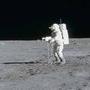 L'astronaute de la NASA Alan Shepard lors de la mission Apollo 14 près de la caméra Westinghouse équipée d'un zoom Angénieux 25-150 mm. 