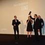 Vilmos Zsigmond lève le zoom qu'il vient de recevoir en prix - Photo Pauline Maillet 