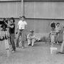 Sur le tournage de "Coup de torchon", en 1981 - De g. à d. : Alain Choquart, à la caméra, Pierre-William Glenn, en T-shirt blanc, (...) 