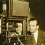 James Wong Howe, à l'œilleton d'une Mitchell blimpée, et William K. Howard au début des années 1930 - Cinémathèque française 