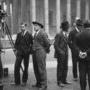 Tournage de "Chantage", en 1929 - Jack Cox (à gauche derrière la caméra), Ronald Neame (second à gauche, les mains dans les poches) (...) 