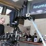 Jean-Marie Lavalou met un zoom sur la caméra de Louma 2 installée dans le hall d'entrée de la Cinémathèque - Photo Jean-Noël Ferragut 