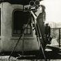 Mary Pickford derrière une caméra Mitchell sur le tournage de "La Petite Annie" de William Beaudine, photographié par Hal Mohr et (...) 