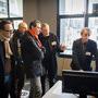 Avec des visiteurs, Pierre Dieulafait, à droite, écoute les commentaires de Christian Guillon - Photo Tristan Happel / AFC - Micro Salon 2014 