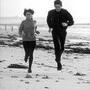 Agnès Varda et Jacques Demy, "Jogging sur la plage de Noirmoutier", 1965 - Photo Pierre Boulat 