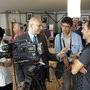 André Meterian présente la caméra Panasonic à Laurent Chalet, de profil à droite - Photo JN Ferragut 