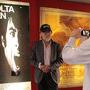 Vilmos Zsigmond face au smartphone de Pierre Filmon dans le hall du Grand Action, en mai 2014 - Photo Payam Azadi 