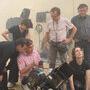 Raffy Shart, au côté de Carlo Varini, derrière la caméra, Philippe Porte, en T-shirt blanc, et Marion Koch, sur le tournage de (...) 