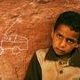 Elyes, enfant bédouin - Désert de Wadi Rum. Classé au Patrimoine mondial de l'UNESCO... Je donne un crayon blanc à Elyes, 6 ans, enfant (...) 