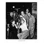 John F. Seitz, en chapeau à gauche de la caméra, aux côtés de Erich von Stroheim, William Holden, Gloria Swanson et Billy Wilder, assis à (...) 