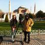 Lumière matinale, avec mon assistante Salomé devant la cathédrale Sainte-Sophie à Istanbul - Photo de famille 