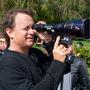 Tom Hanks prépare un plan à l'œilleton d'un viseur équipé d'un 60 mm anamorphique Panavision 