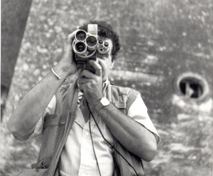 Jimmy Glasberg, l'œil au viseur à tourelle de la caméra Bell & Howell Eyemo