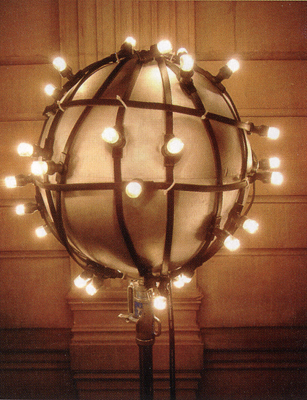 La " boule ampoules " conçue par le chef électricien Mikael Monod - Sur le tournage de <i>Marie Antoinette</i> de Sofia Coppola, photographié par Lance Acord, ASC