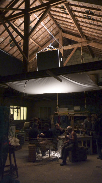 Décor du bar des marins : boîte à lumière "maison" - Sur le tournage d'<i>Angèle et Tony</i><br class='manualbr' />Photo Ernesto Giolitti