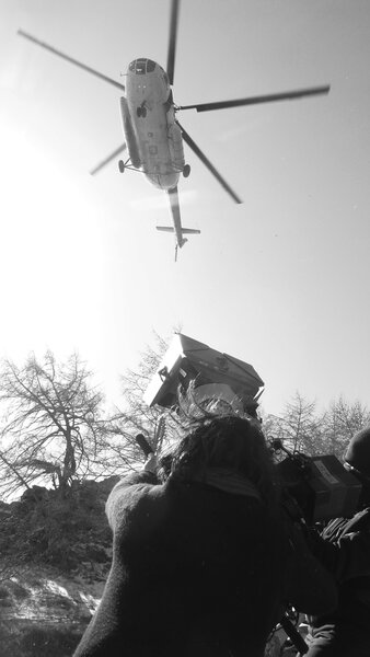 Hélico ! - Le hasard a voulu que nous tournions la seule scène du scénario qui nécessitait un hélicoptère le jour où nous apprenons un drame entre deux hélicoptères bourrés de caméras. Des techniciens disparus en Argentine étaient très proches de certains membres de l'équipe… <i>(Photo Benjamin Vial, chef machiniste, lundi 9 mars)</i>