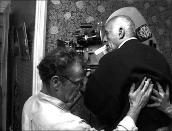 Sur le tournage de " Mon père... " (2001) - Philippe Renaut, premier assistant opérateur, et José Giovanni à l'œilleton de la caméra