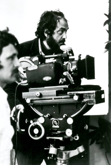 Stanley Kubrick derrière une Arri BL III montée sur une tête Moy à manivelles - Sur le tournage de <i>Barry Lyndon</i> (1975) - Collection Cinémathèque française