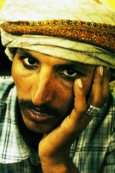 Jour off... - Je me rends à Wadi Rum encore une fois... Dans une station-service, je demande à un Bédouin de faire son portrait... La photogénie n'est assurément pas une question de lumière ! <i>(Gilles, samedi 28 juin)</i>