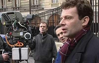 Philippe Renaut, près de la caméra, "le regard rivé" sur Denis Podalydès pendant le tournage de "Laissez-passer"