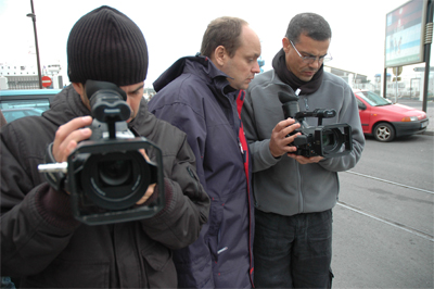 Lubomir Bakchev (center) and Abdellatif Kechiche (right), - on the set of <i>The Secret of the Grain</i>, with a DVX100 during a rehearsal<br class='manualbr' />(© Loïc Malavard)