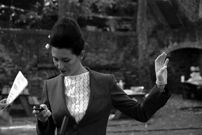 Sarah Grappin et un objet anachronique... - ... le film se passe dans les années 1960<br class='manualbr' />(Photo Jean-Jacques Bouhon)