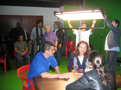 Dand le studio de l'univesité Javeriana, sur fond vert, démonstration de l'Image 85 de Kino Flo