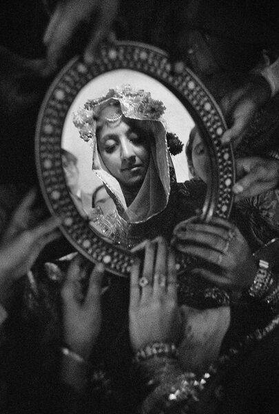 Mariage musulman, fiancé découvrant le visage de sa fiancée dans un miroir, Pakistan, 1952 - © Studio Frank Horvat, Boulogne-Billancourt