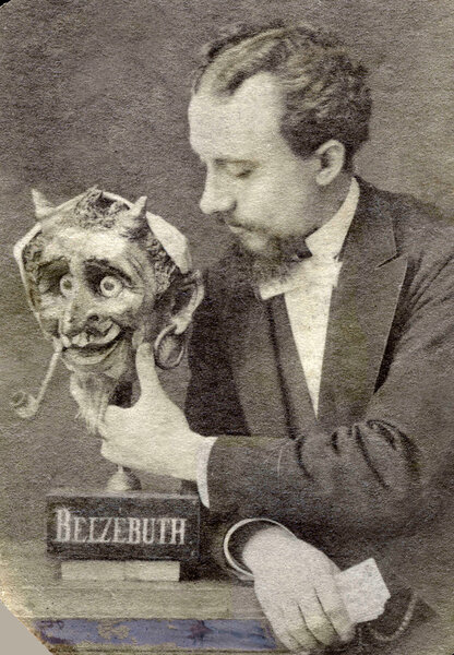 Georges Méliès avec un appareil de magie - Collection privée