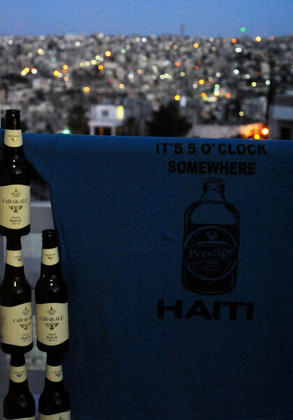 T-shirt "Five O'Clock in Haiti" - Sam sillonne tout Amman pour faire SA photo... Je sais qu'il choisira la meilleure heure pour la faire... J'attends la tombée du jour pour enlever mon T-shirt et profiter des bières vides (jordaniennes) que Sam a laissées sur le balcon pour me lancer dans une construction hasardeuse... <i>(Gilles, vendredi 6 juin)</i>