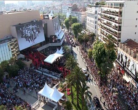 Le Palais des Festivals de Cannes vu du ballon dirigeable Soulcam