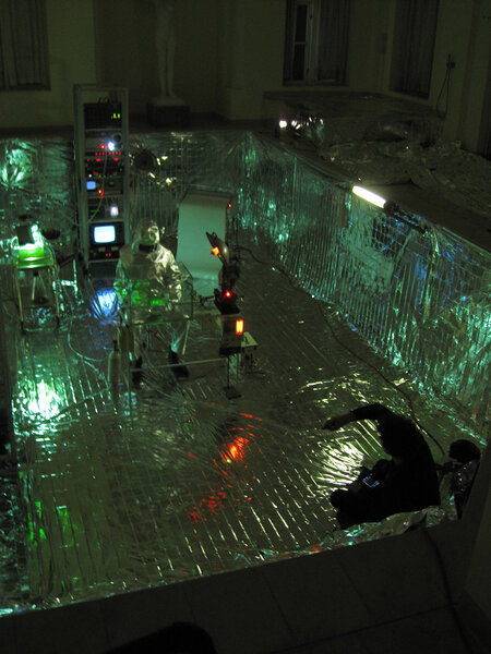 Une piscine intérieure recouverte de couvertures de survie pour la scène du laboratoire de recherche