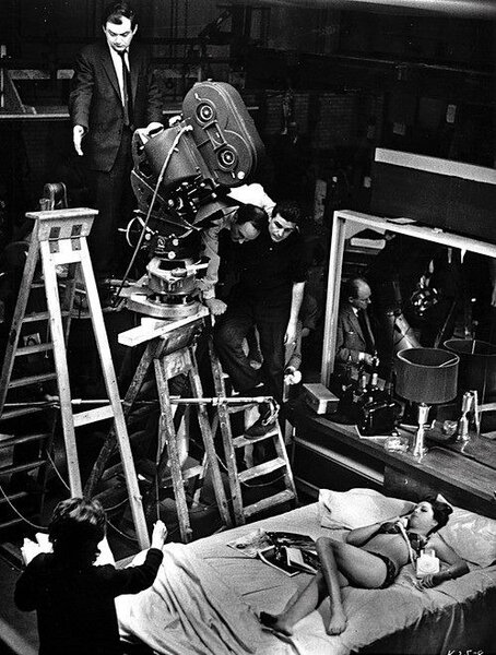 Stanley Kubrick et une partie de son équipe, sur le tournage de "Docteur Folamour", en 1964 - Gilbert Taylor, en réflexion dans le miroir - DR
