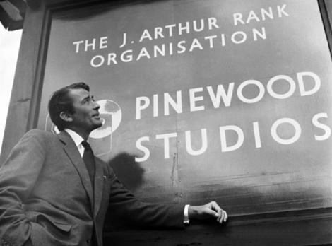 Gregory Peck à l'entrée des studios de Pinewood