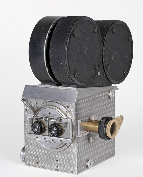 Prototype de caméra stéréoscopique - Mise au point par Georges Périnal en 1945 et équipée d'objectifs Cooke F2,5 45 et 47 mm - Photo Stéphane Dabrowski, Cinémathèque française