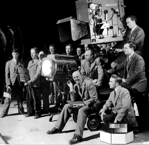 L'équipe de choc d'"Une question de vie ou de mort" de Michael Powell - Autour de la caméra Technicolor, assis au centre, Michael Powell et derrière lui, Jack Cardiff ; à droite, derrière la caméra, Geoffrey Unsworth, cadreur, et devant lui Christopher Challis, technicien Technicolor
