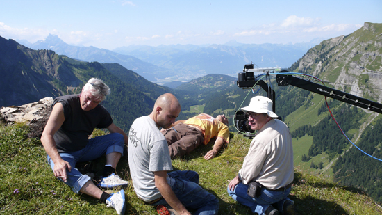 Carlo Varini, chapeau sur la tête, sur l'alpage d'Anzeindaz (Suisse) - De gauche à droite : Pawel Janick, cascadeur, Johan Adam, chef machiniste, et un guide doublure (allongé)