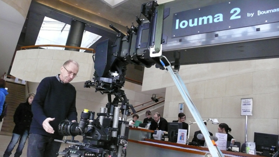 Jean-Marie Lavalou met un zoom sur la caméra de Louma 2 installée dans le hall d'entrée de la Cinémathèque - Photo Jean-Noël Ferragut
