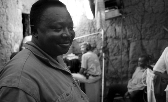 Joseph Kpobly, chef décorateur - sur le tournage de <i>Buud Yam</i> de Gaston Kaboré en 1997 (photo Marc Salomon)