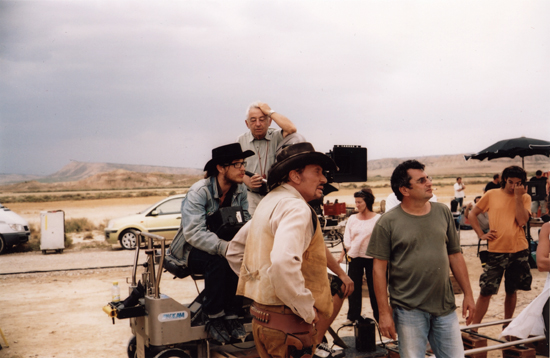Sur le tournage d'un clip " légende "... - Willy Kurant, accoudé à la caméra, et Johnny Hallyday, au premier plan, à Tudela (Espagne)