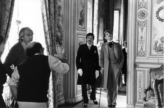 Sur le tournage d'" Un amour de Swann " de Volker Schlöndorff (1983) - Sven Nykvist, à gauche, Volker Schlöndorff, de dos, Alain Delon et Jeremy Irons (coll D. Le Rigoleur)