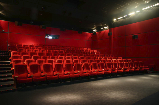 Les 126 fauteuils de la salle de projection Le Cercle rouge - Document TSF