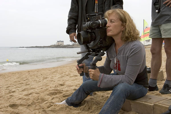 Aline Issermann à la caméra - sur le tournage de <i>Cherche fiancé tous frais payés</i>