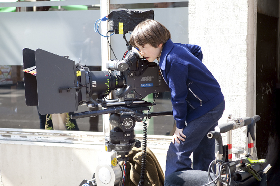 Nathan Gorgelin à l'œilleton de la caméra D21 - sur le tournage de <i>Nous 3</i>